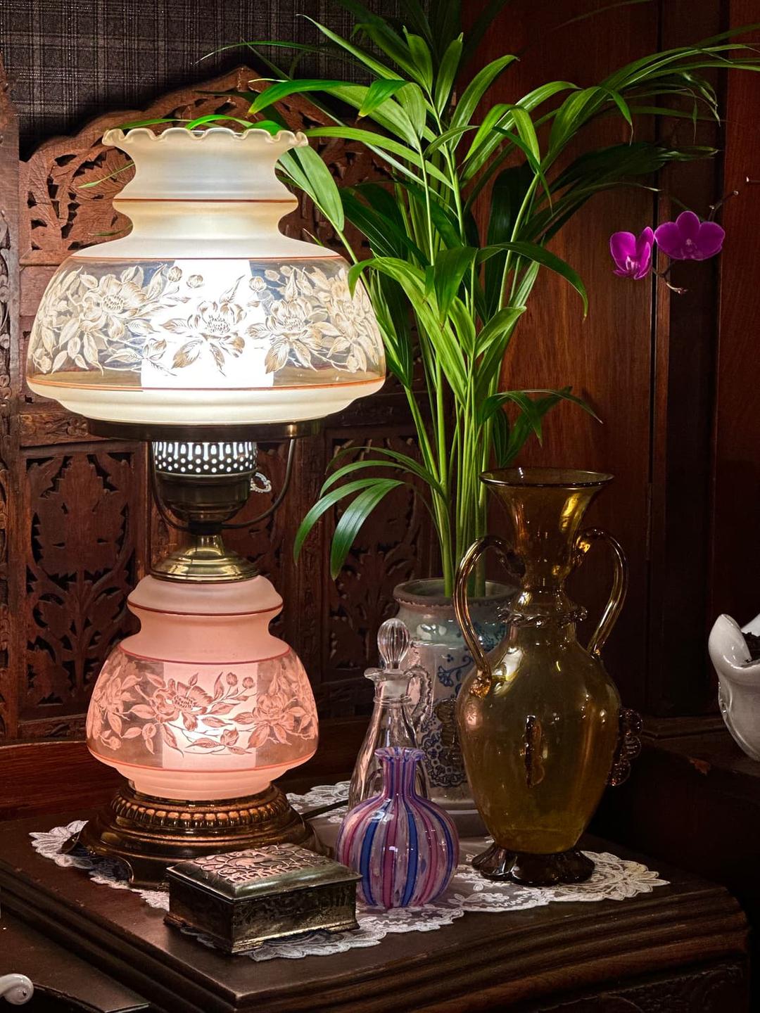 1970s Quoizel Satin Lace Hurricane Lamp | 후루츠패밀리