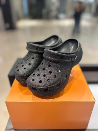 이런 상품 어때요? 크록스 본사 207241-001 클래식 플랫폼 글리터 클로그 우먼 블랙