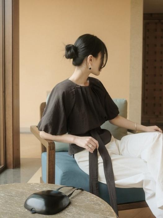 리비에 벌룬 스트랩 반팔 블라우스_Livie blouse[charcoalbrown]
