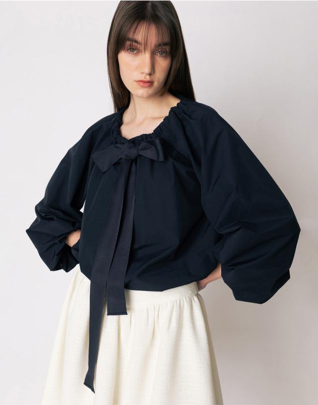 CO RIBBON TIE SHIRRING BLOUSE_NAVY