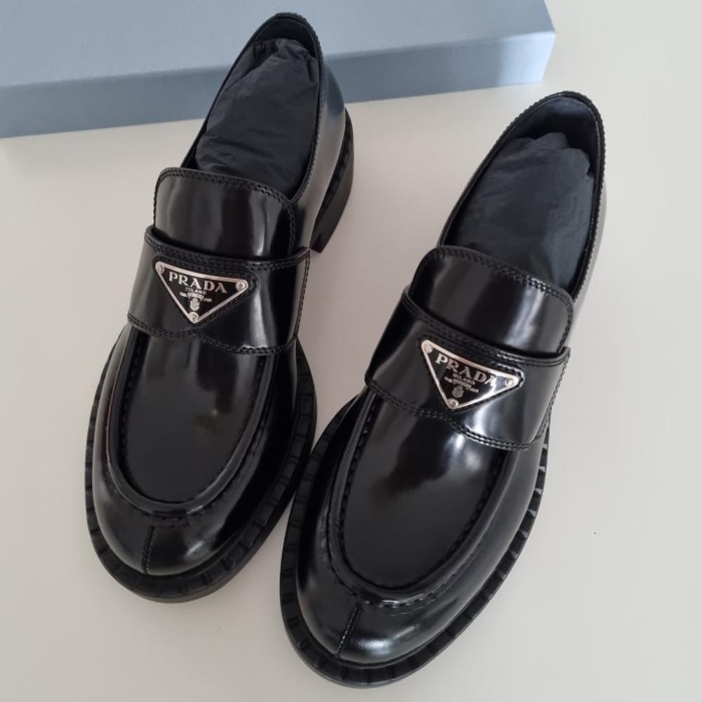 +국내익일수령+ PRADA 프라다 무광 브러시드 가죽 로퍼 블랙 1D246M