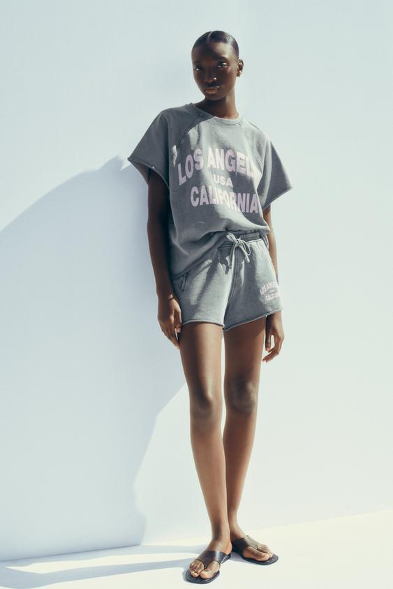 워싱 처리된 텍스트 플리스 쇼츠