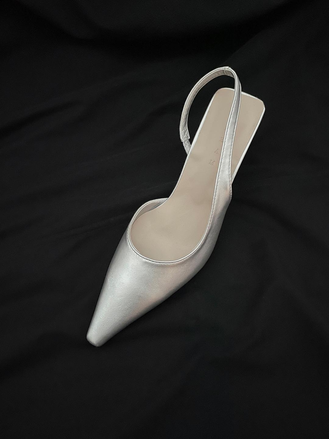 Glossy slingback heel