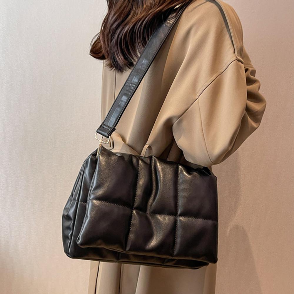 01. 레더 플랩 숄더 크로스백 가방