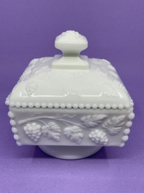 빈티지 웨스트몰랜드 밀크 글래스 커버 캔디 디쉬 Vintage Westmoreland Milk Glass Covered Candy Dish