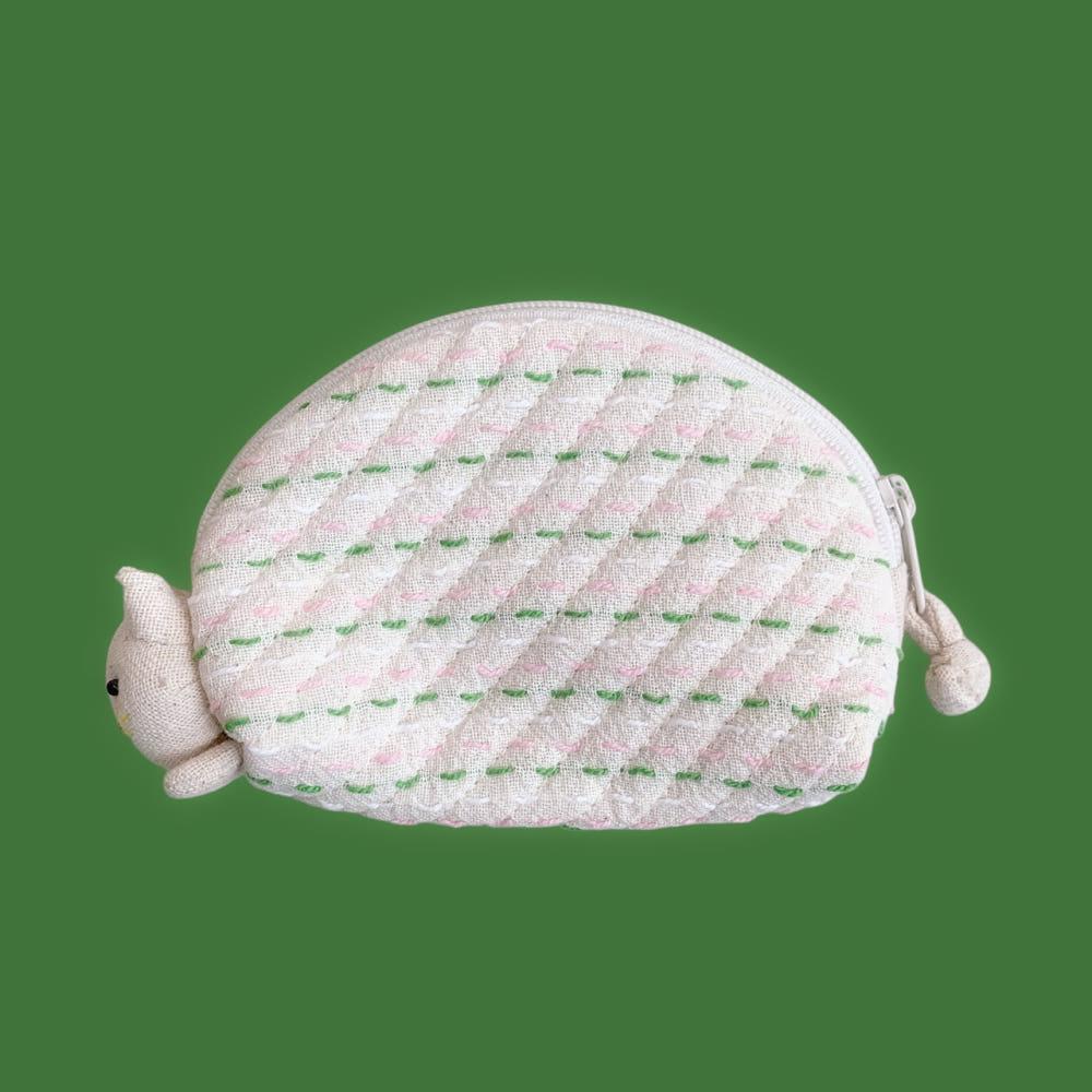 오후의 숲속을 산책하는 고양이지갑