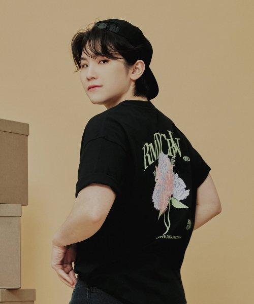 워터 프린팅 플라워 티셔츠_블랙