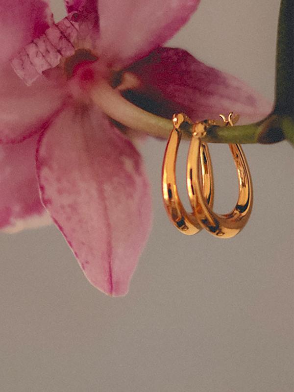 OVAL SLOPING HINGE MEDIUM HOOP EARRINGS, GOLD