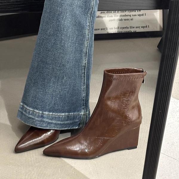 에브리나 뾰족 레더 통굽 앵클 부츠