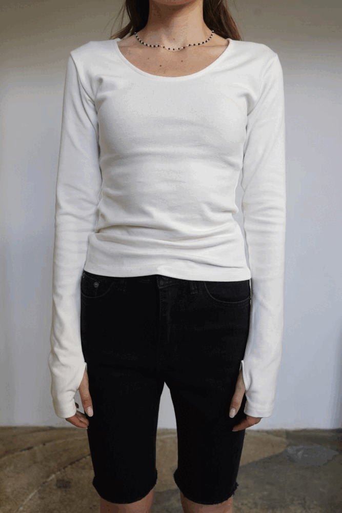 U neck hand warmer tee