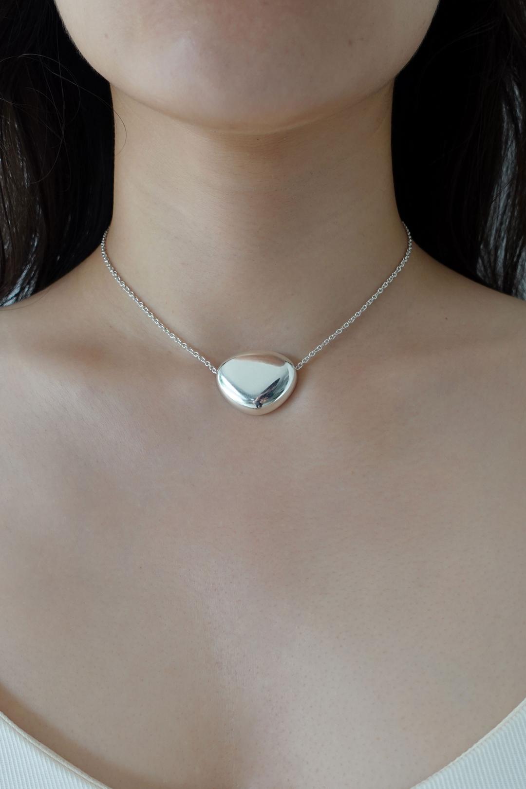 Serene glow necklace