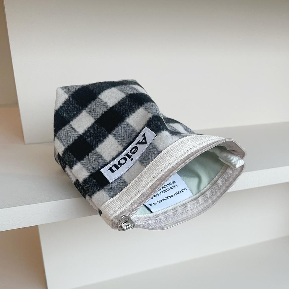 Aeiou Basic Pouch (M size) Carpet Black Check