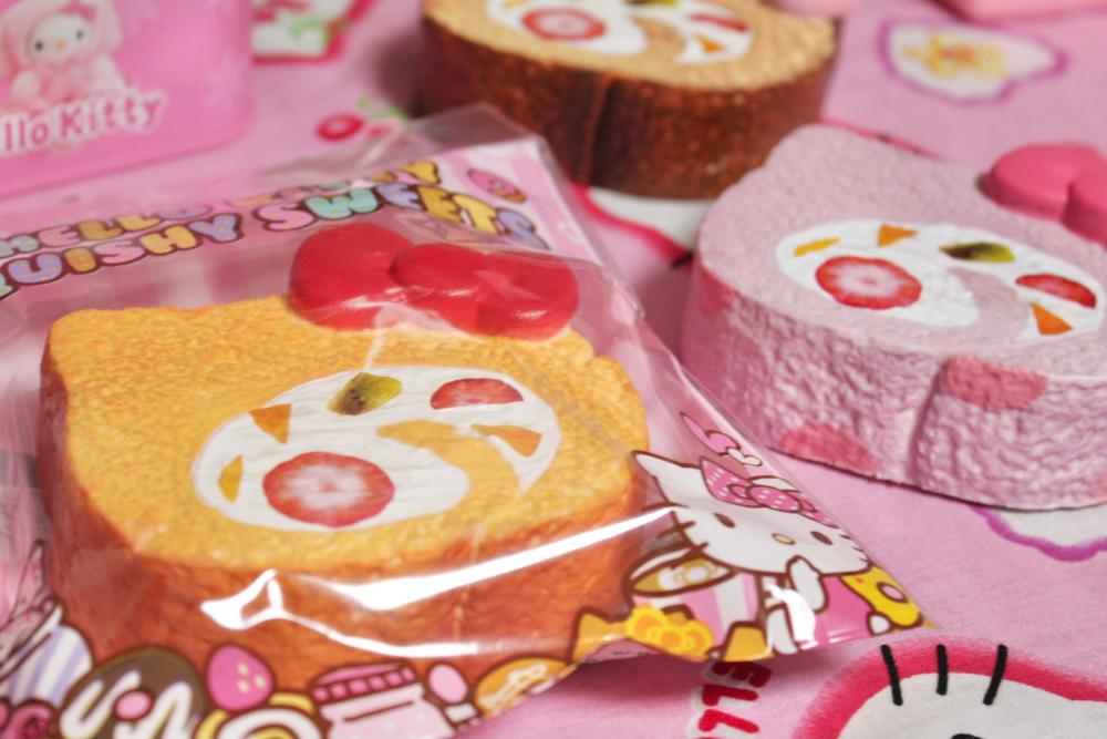 [ 산리오 ] 헬로키티 롤 케이크 스퀴시 키링 3종