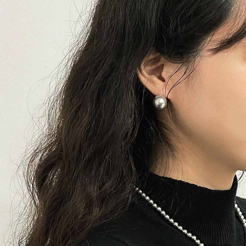 BOLD GREY PEARL STUD EARRING