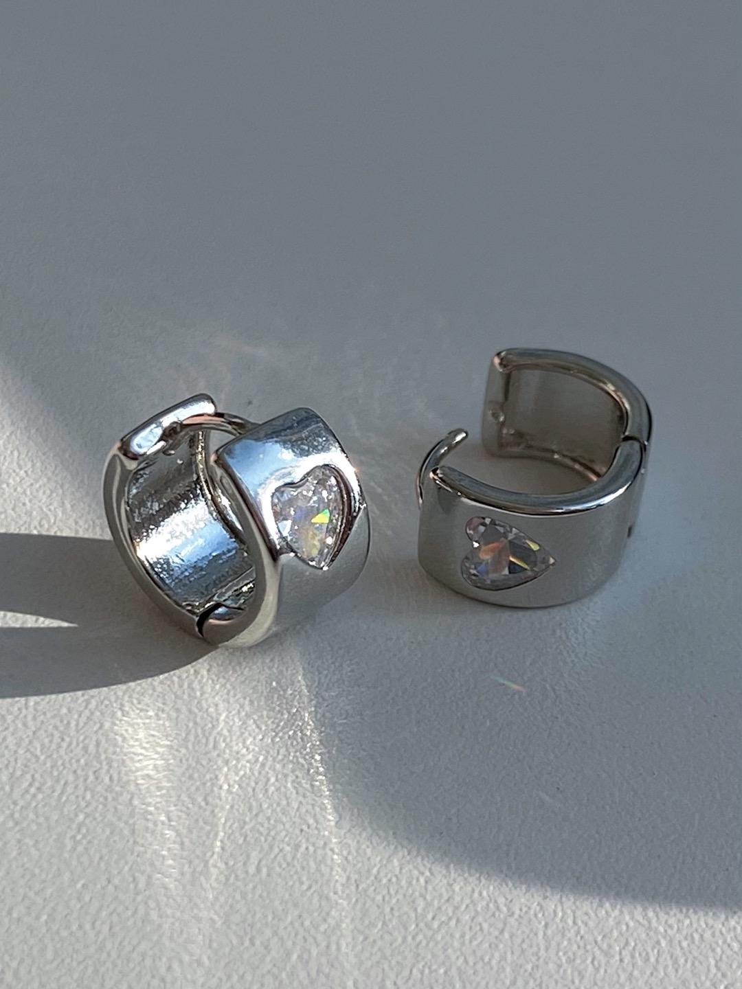 Dazzling heart one touch earring (모델 PICK)