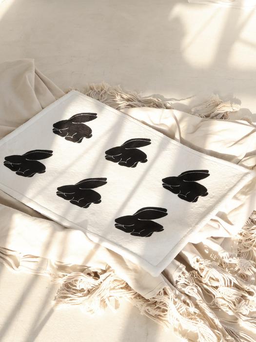 엘두들 화이트 앤 블랙 토끼 러그