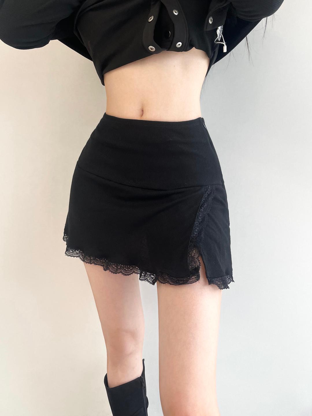 1091. Lace slit black mini sk