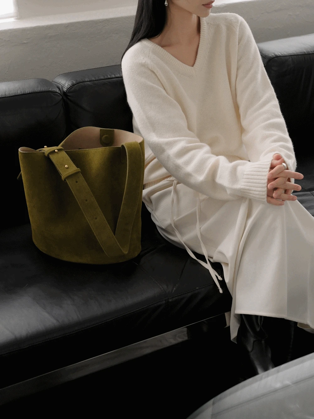 세이라 울 브이넥 니트