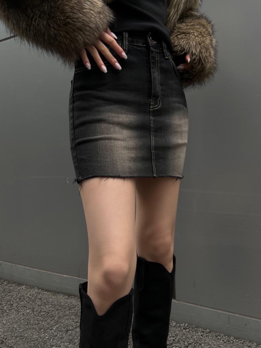 Snug Denim Skirt (black)