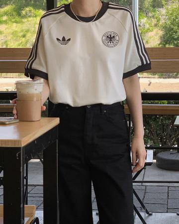 이런 상품 어때요? 아디다스 남녀공용 절머니 팀 패치로고 삼선 오프화이트 반팔티