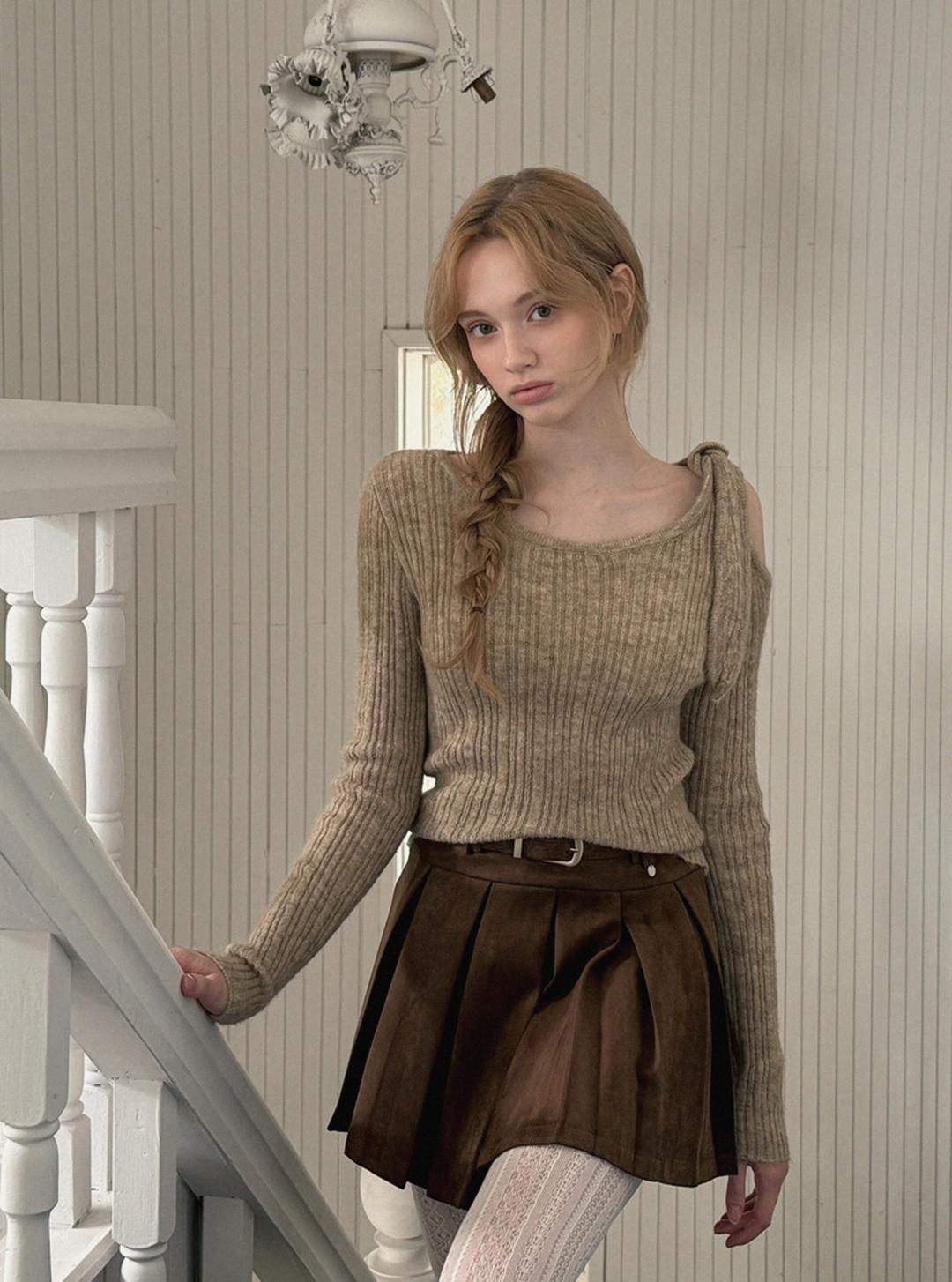 트위 [온라인단독] 보헤 숄더 트임 스트랩 긴팔 니트