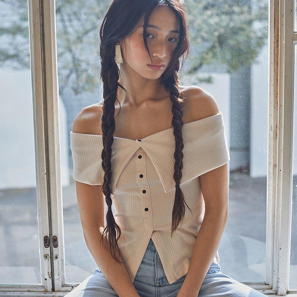 RIBBED BUTTON-DOWN OFF SHOULDER TOP_T316TP128