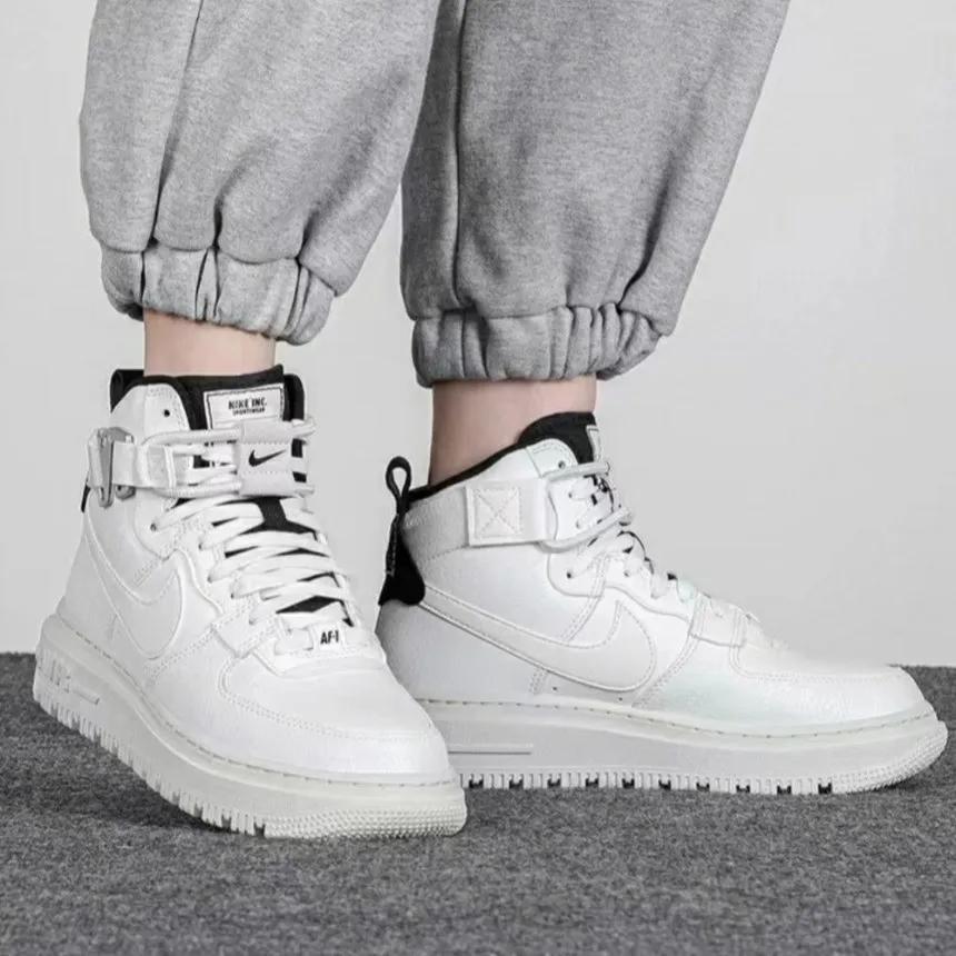 나이키 우먼스 에어포스 1 하이 유틸리티 2.0 써밋 화이트