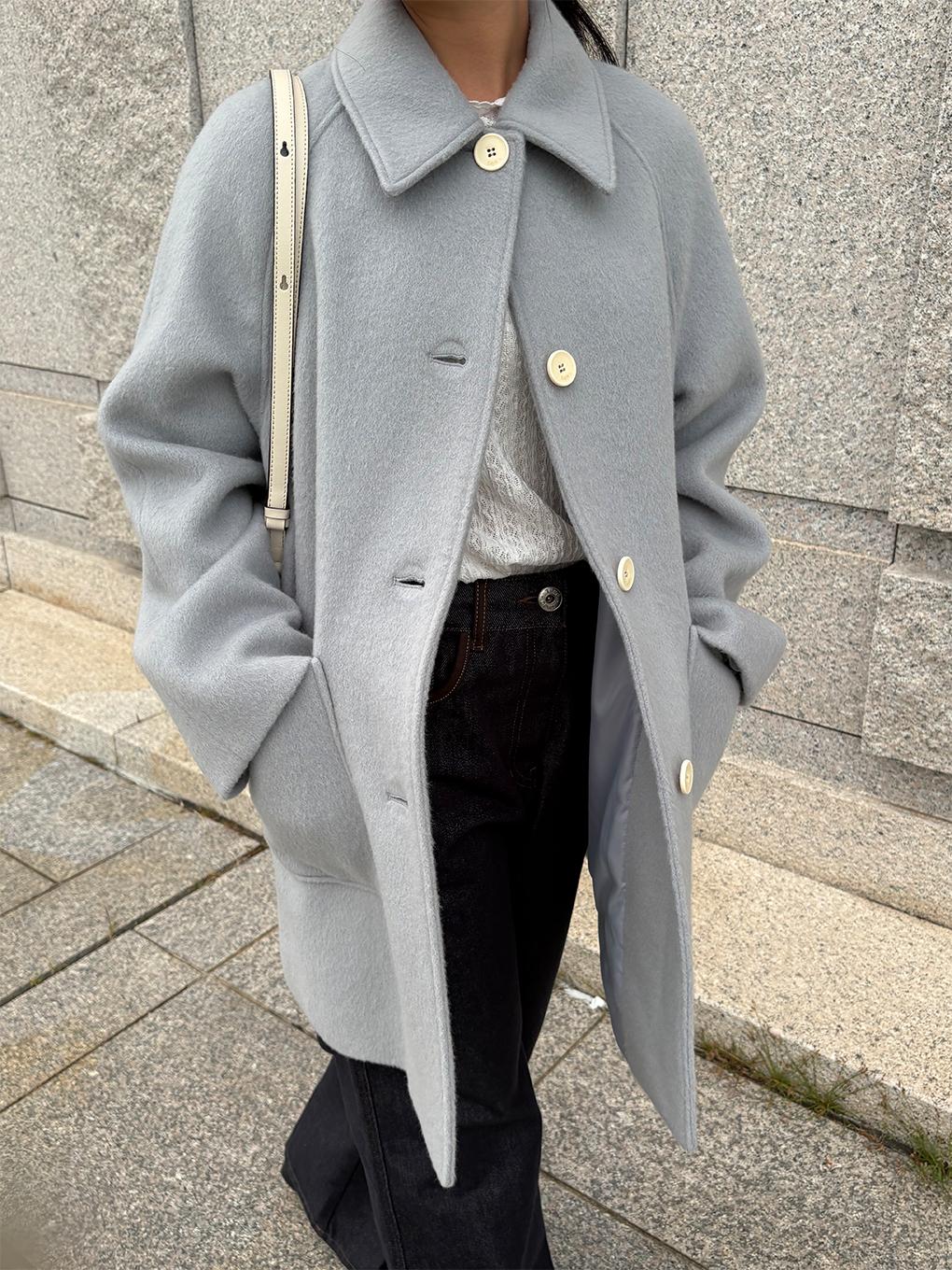 [온라인 단독] 래글런 포 버튼 코트_L254PSH101