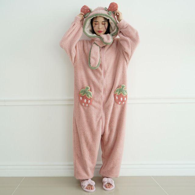 (당일출고)딸기워머 수면 점프수트/홈웨어/파자마원피스/긴팔잠옷/가을잠옷/캐릭터잠옷/원피스/신상/오버핏/데일리/긴팔잠옷/원피스잠옷/루즈핏/빅사이즈/편한옷/파자마세트/겨울잠옷/수면잠옷