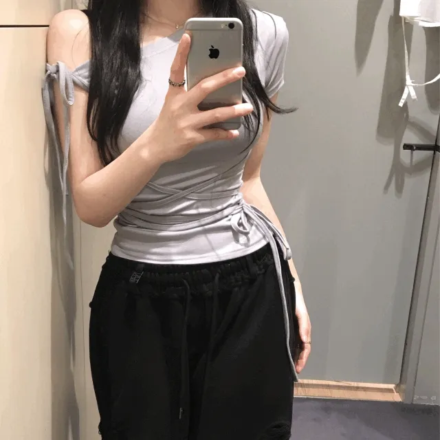 [다양한연출✮ ⋆｡ °/유사품주의] 메이비 리본 원 오프숄더 언발 사선 트임 스트랩 반팔 티