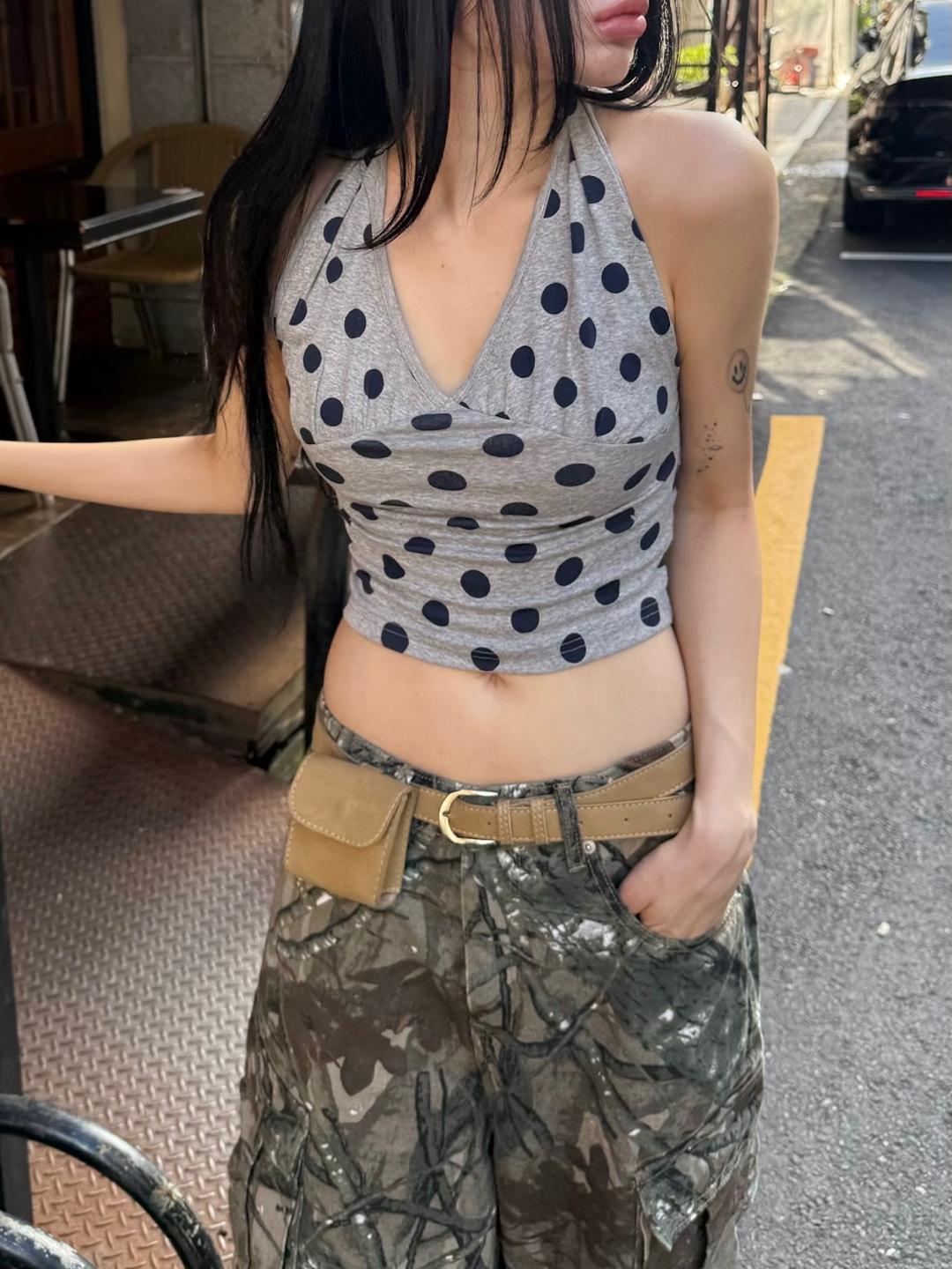 잇프 빅 도트 타입 슬림핏 홀터넥 나시 [민소내 슬리브리스 땡땡이 패턴 크롭 슬림 홀터 ]