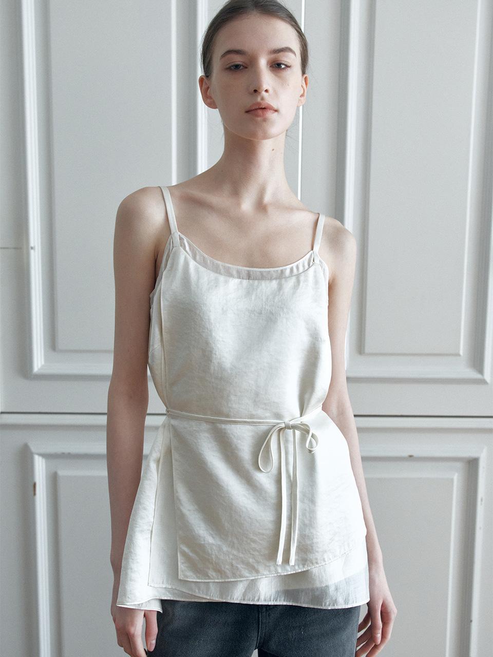 CREASE SATIN LAYERED SLEEVELESS BLOUSE [IVORY][BLACK]