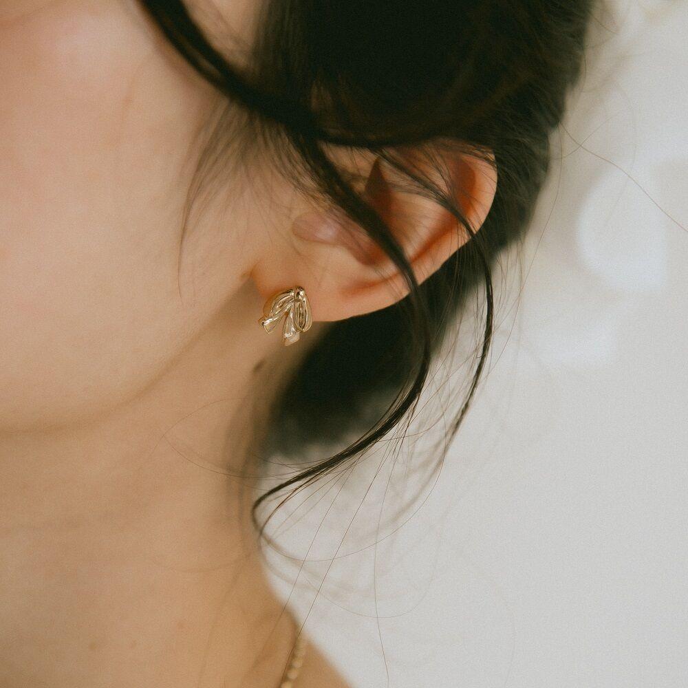 [tomar] Tiny ribbon earring