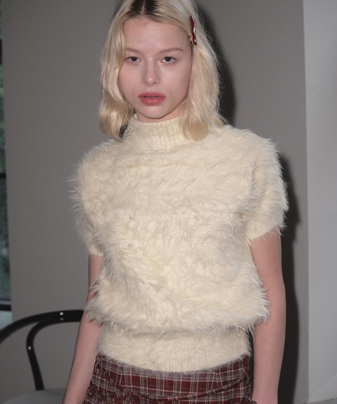 마가린핑거스 [셀럽착용]HAIRY HIGH NECK KNIT (LIGHT YELLOW)