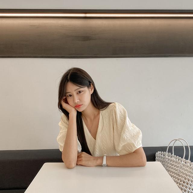 [어좁추천/하객룩] 자가드 퍼프 반팔 블라우스