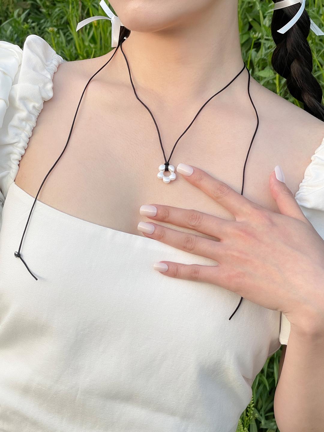 Pearl flower string necklace