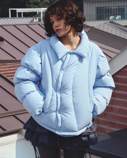 CURVE LINE COLLARED DOWN PUFFER SKY BLUE