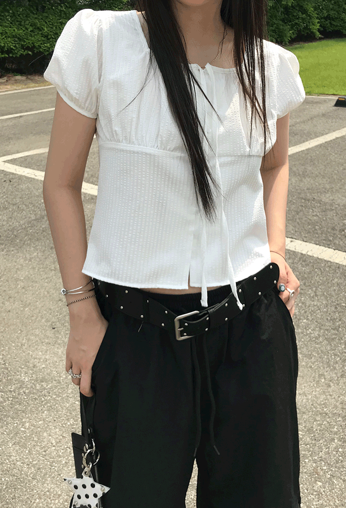 더니로 스트랩 퍼프 블라우스