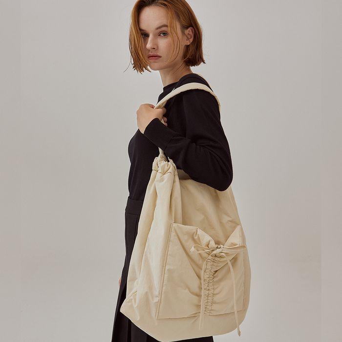 HUG BAG LARGE IVORY 허그백 라지 아이보리