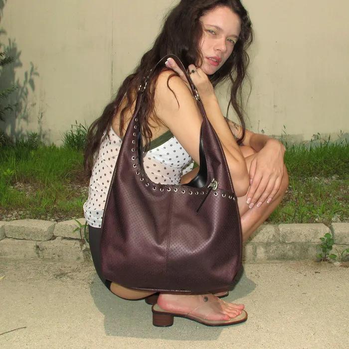 [권은비 착용] medium slash hobo bag (punching brown)