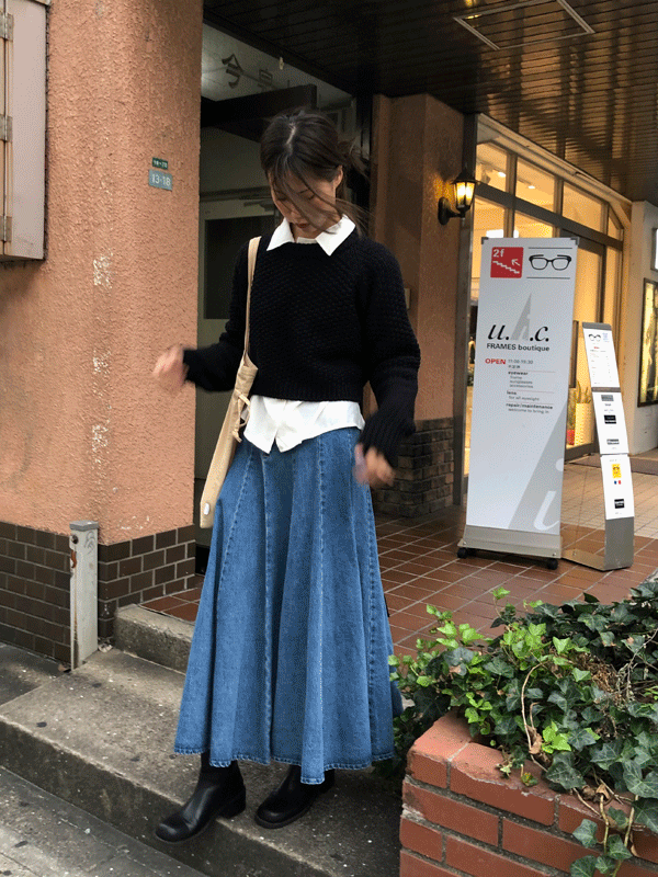 cutting flared denim skirt