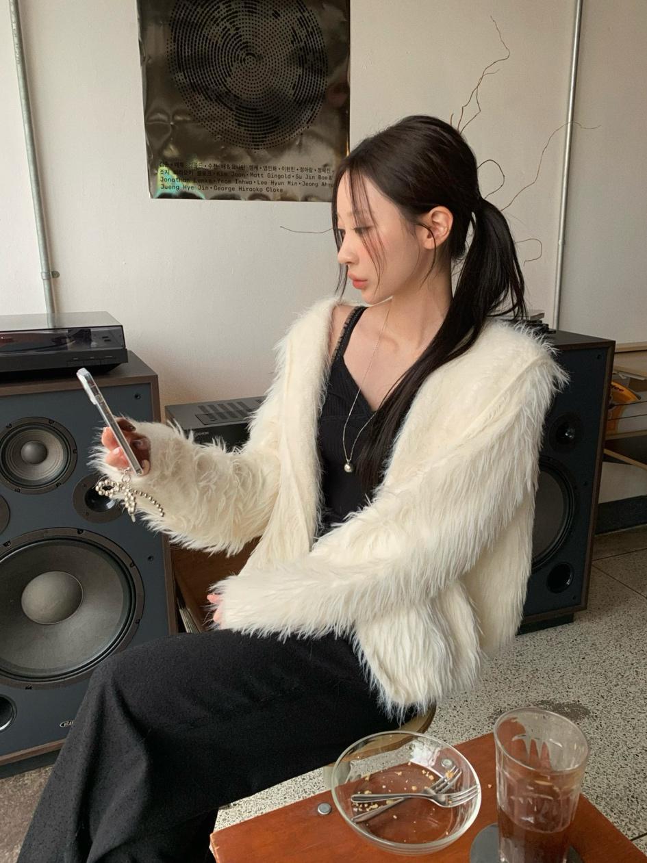 위즈덤 [위즈덤] 큐피드 헤어리 퍼 후드 가디건 (2color)