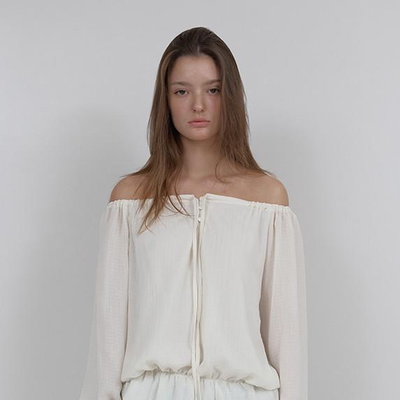 OFF-SHOULDER SHIRRING BLOUSE (IVORY)