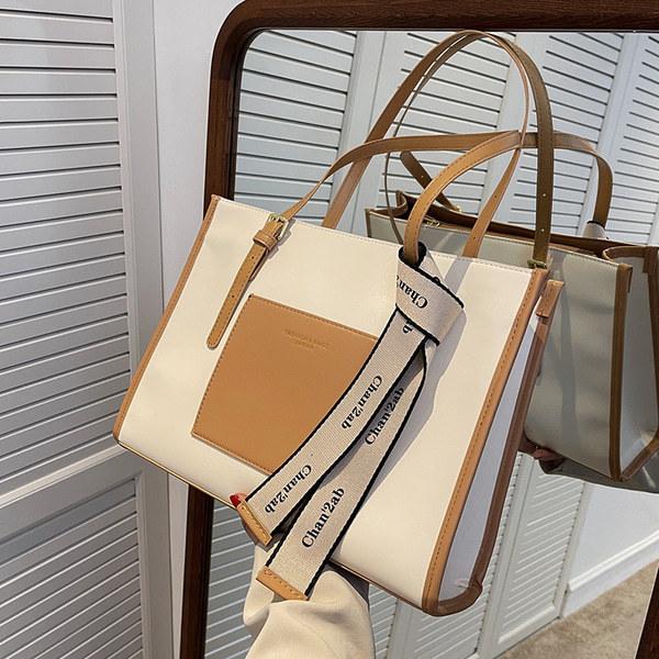 [오늘출발] 스퀘어패치 레더파이핑 레터링 리본 숄더백