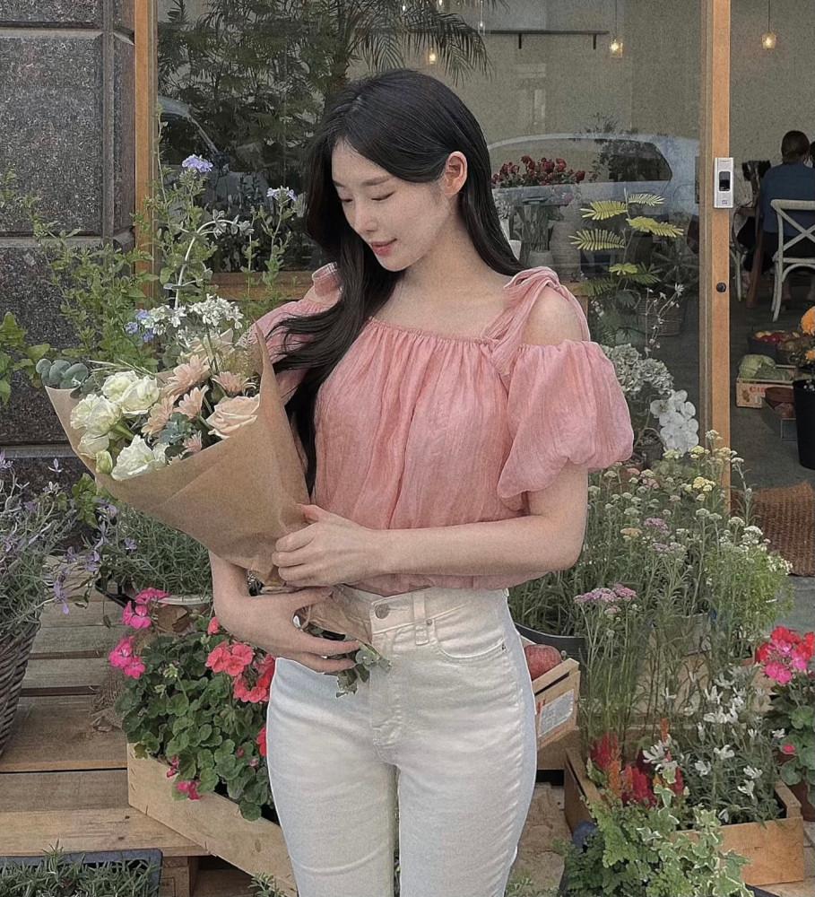 피오니 오프숄더 리본 끈 나시 반팔 블라우스