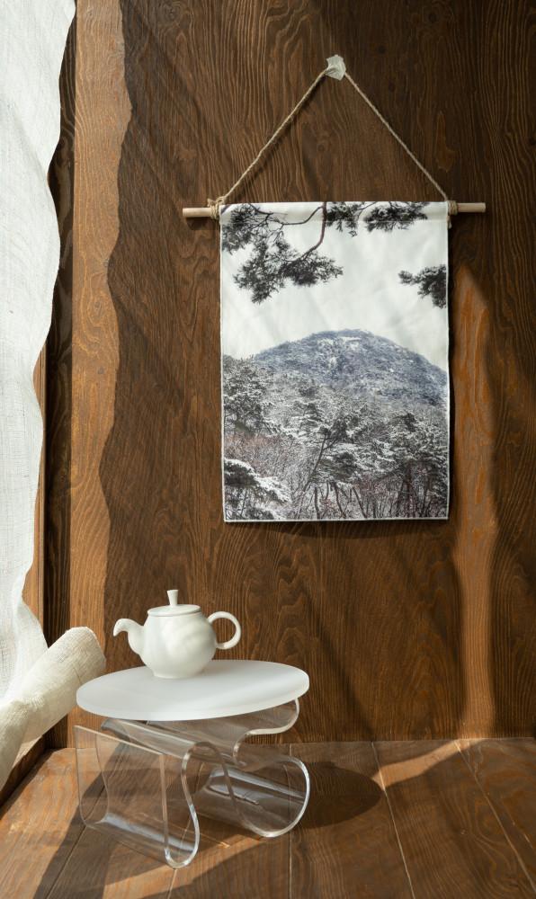 소나무 드리운 설산 행잉 캔버스 패브릭 포스터 풍수인테리어 소품