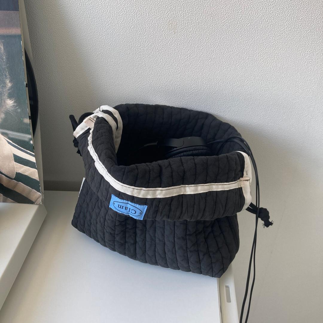 Clam string pouch _ Soft black