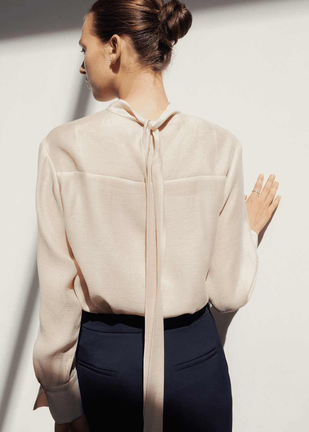 루디 타이 블라우스