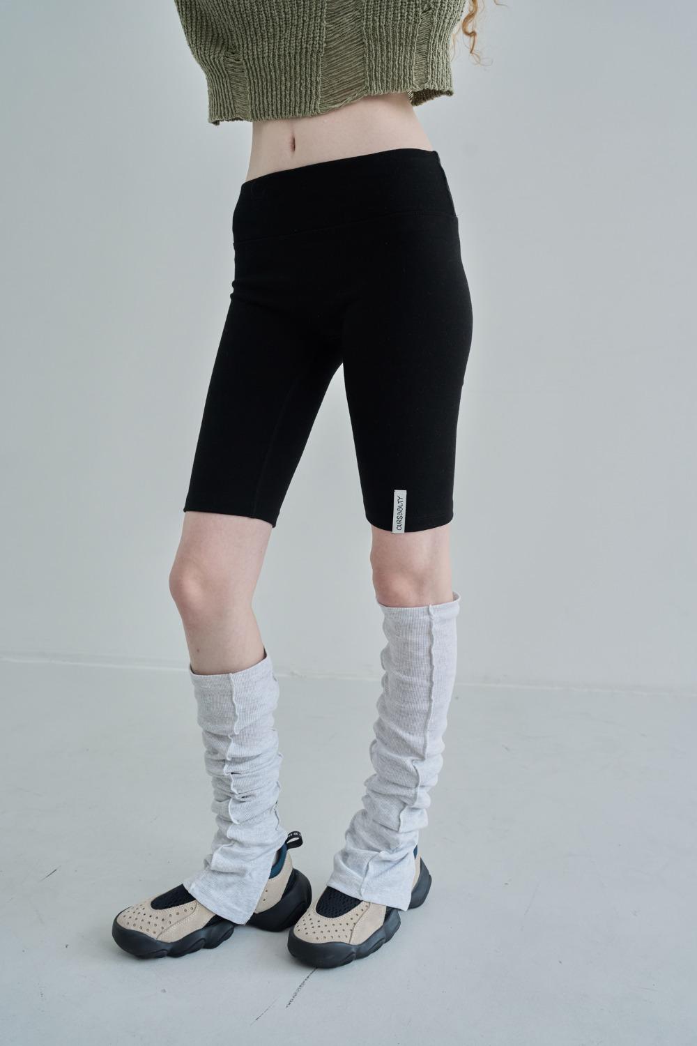 [pre-order 2/28 순차출고] Comfortable Half Leggings / Black