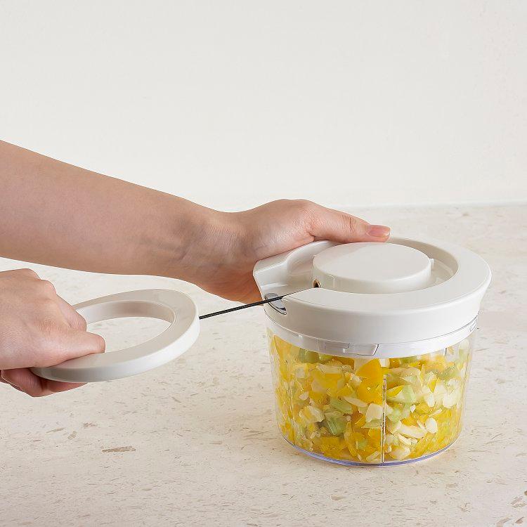 손잡이를 당겨서 사용하는 야채다지기